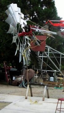 Lifting windmill with excavator