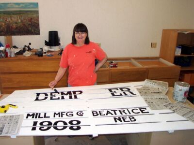Lettering a windmill tail
